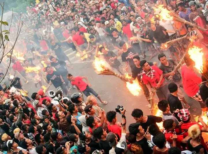 Perang Api saat Festival Ogoh-Ogoh di Kota Mataram